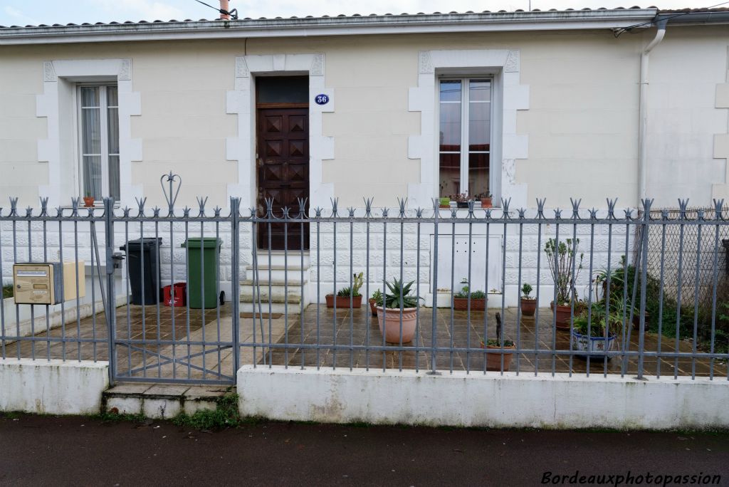 Chaque maison a sa cave, ses WC avec tout à l'égout. Elles ont aussi l'eau, le gaz et l'électricité.